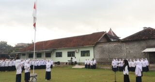 Upacara Bendera MTs Al-Falaah Pandak Berlangsung khidmat, Kepala Perpustakaan Tekankan Pentingnya Belajar dan Literasi
