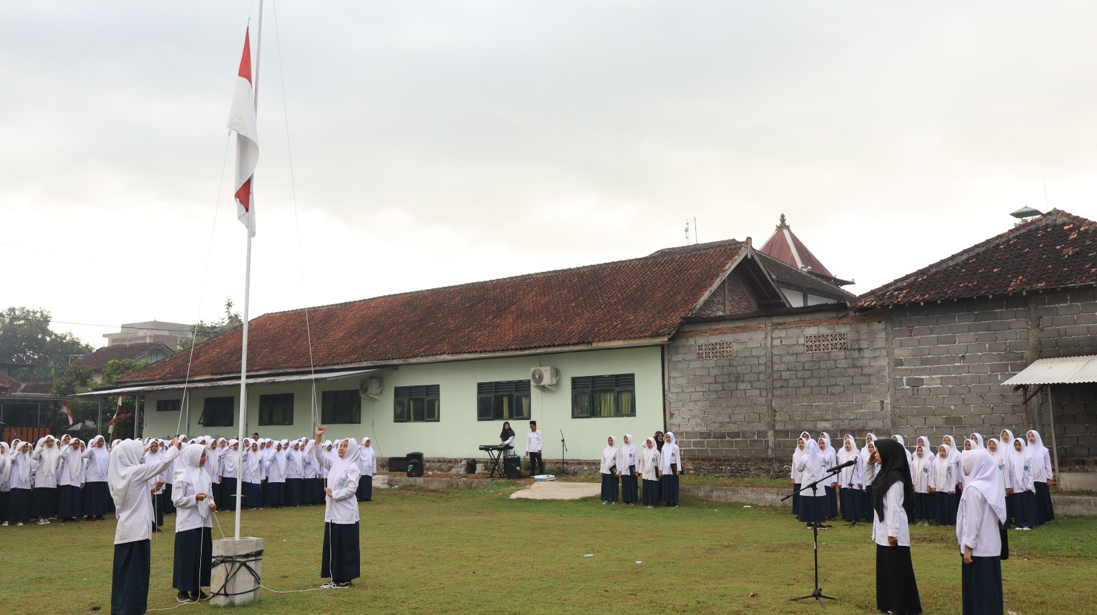 Upacara Bendera MTs Al-Falaah Pandak Berlangsung khidmat, Kepala Perpustakaan Tekankan Pentingnya Belajar dan Literasi